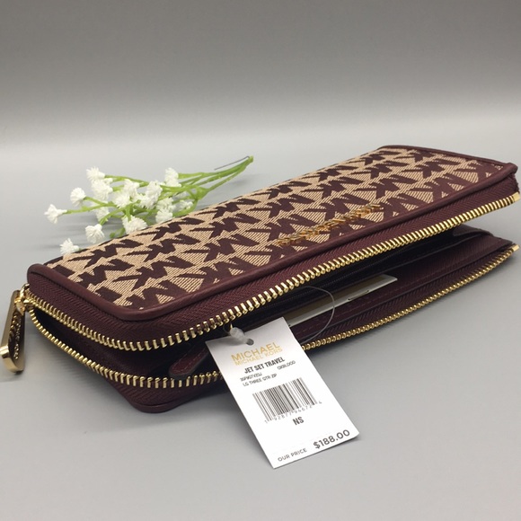 Michael Kors Jet Set Lg Three QTR Zip Wallet - Picture 7 of 8